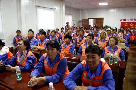 集團(tuán)公司黨支部組織一線員工集中觀看《厲害了，我的國》